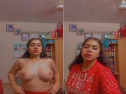 SEXY DESI GIRL SHOWS HER BOOBS